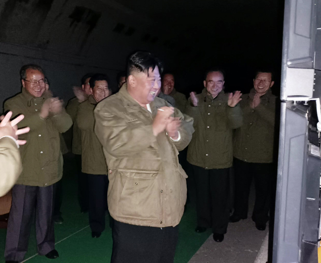 조선중앙TV는 김정은 북한 국무위원장이 12일 전술핵운용부대에 배치된 장거리전략순항미사일 시험발사를 현지에서 지도했다고 13일 보도했다. 조선중앙TV 캡처 뉴시스