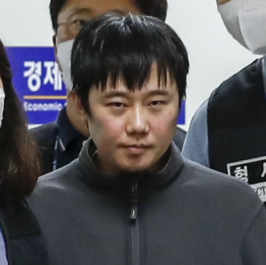 ‘신당역 스토킹 살인’ 피의자 전주환씨가 지난 9월 21일 서울 남대문경찰서에서 검찰로 송치되고 있다. 김동훈 기자