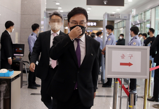 이상직 전 의원이 14일 오후 구속 전 피의자 심문(영장실질심사)를 받기 위해 전주지법으로 들어오고 있다. 연합뉴스