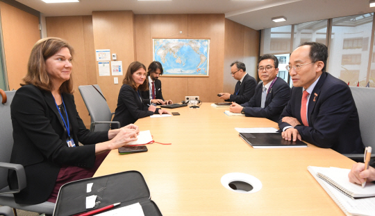 주요 20개국(G20) 재무장관 회의 및 국제통화기금(IMF)·세계은행(WB) 연차총회 참석차 미국 워싱턴DC를 방문 중인 추경호(오른쪽 첫 번째) 부총리 겸 기획재정부 장관이 13일(현지시간) 국제통화기금(IMF) 본부에서 국제신용평가사 무디스(Moody‘s) 관계자와 면담하고 있다. 기획재정부 제공