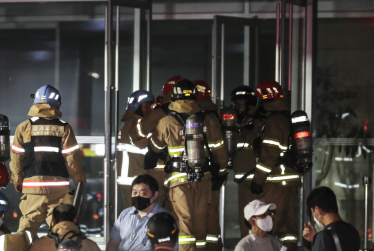 지난 15일 오후 화재가 발생한 경기 성남시 SK C&C 판교 데이터센터에서 관계자들이 복구 작업을 위해 건물 안으로 들어가고 있다. 뉴시스