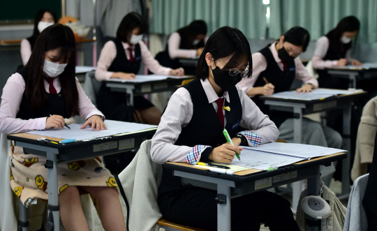 지난 12일 오전 대구 중구 신명고등학교에서 3학년 수험생들이 전국연합학력평가를 치르고 있다. 뉴시스
