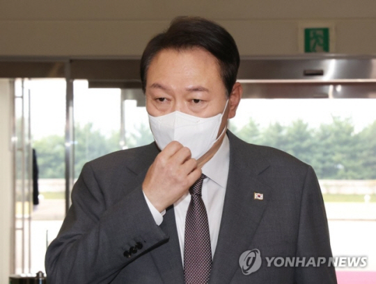 윤석열 대통령이 14일 오전 서울 용산 대통령실 청사로 출근하며 기자들과 질의응답을 하고 있다. 연합뉴스