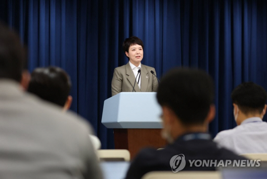 은혜 대통령실 홍보수석이 16일 서울 용산 대통령실 청사 브리핑룸에서 이번 주말 발생한 카카오와 네이버 서비스 장애와 관련한 윤석열 대통령 지시사항 등에 대해 브리핑하고 있다. 연합뉴스