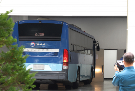 아동 성범죄자 김근식(54)에 대한 구속영장 심문기일인 16일 오후 경기 안양시 동안구 수원지방검찰청 안양지청으로 김근식이 탑승한 호송버스가 들어가고 있다. 뉴시스