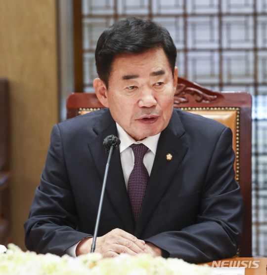 김진표 국회의장이지난달  26일 국회접견실에서 열린 ‘제21대 국회 후반기 국회공직자윤리위원회 위촉장 수여식’에서 인사말을 하고 있다. 뉴시스