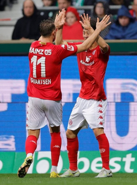 이재성이 15일 밤(한국시간) 독일 브레멘의 베저 슈타디온에서 열린 베르더 브레멘과 분데스리가 10라운드 원정 경기에서 후반 21분 골을 넣은 뒤 동료의 축하를 받고 있다. 마인츠 인스타그램 캡처