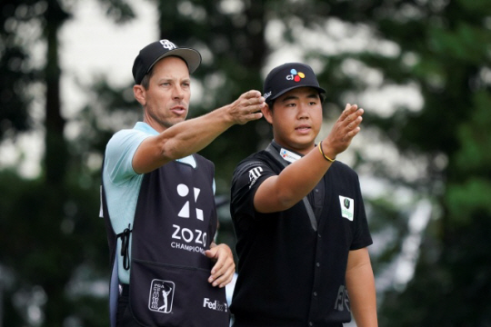 김주형이 15일(한국시간) 일본 지바현 인자이의 아코디아골프나라시노컨트리클럽에서 열린 PGA투어 조조챔피언십 3라운드 4번 홀에서 캐디와 대화를 나누고 있다. AP뉴시스