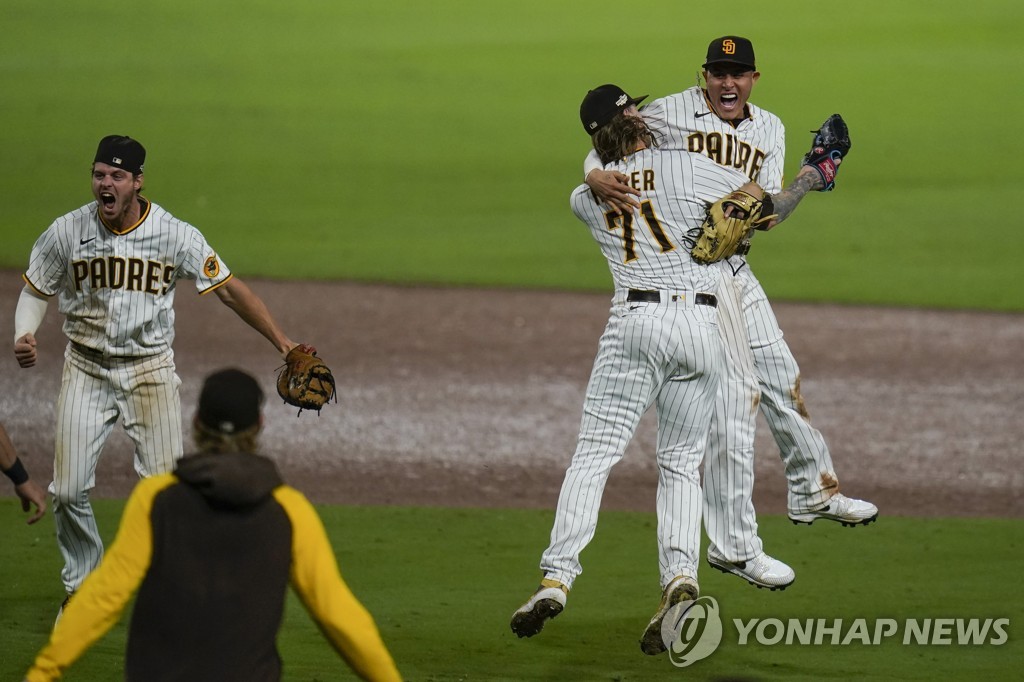 (샌디에이고 AP=연합뉴스) 샌디에이고 파드리스 선수들이 16일(한국시간) 미국 캘리포니아주 샌디에이고의 펫코파크에서 열린 NLDS 4차전에서 로스앤젤레스 다저스를 꺾고 NLCS 진출을 확정한 뒤, 기뻐하고 있다.