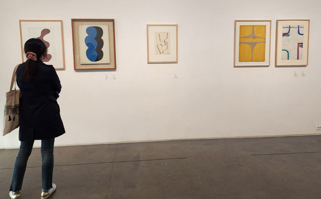 ‘수화와 우향, 70년만의 재회’ 전에 전시된 김환기와 김종영의 작품을 한 관람객이 살펴보고 있다.  장재선 선임기자