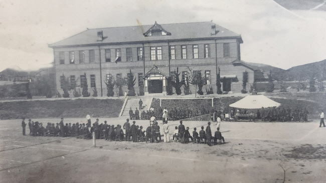 마산용마고 6회 졸업생(1927년 4월~1930년 3월) 앨범에 담긴 1920년대 상남동 교사와 운동장. 마산용마고 제공