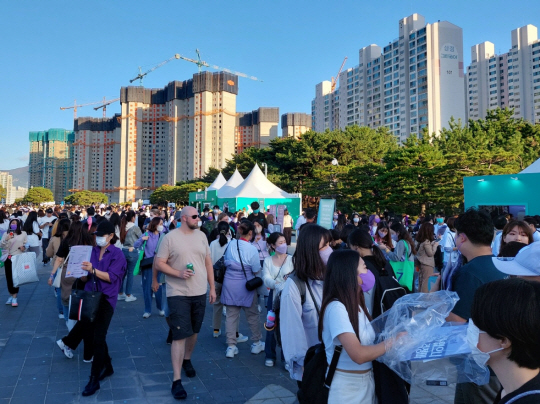 공연장인 부산아시아드주경기장에 몰려들고 있는 아미들.