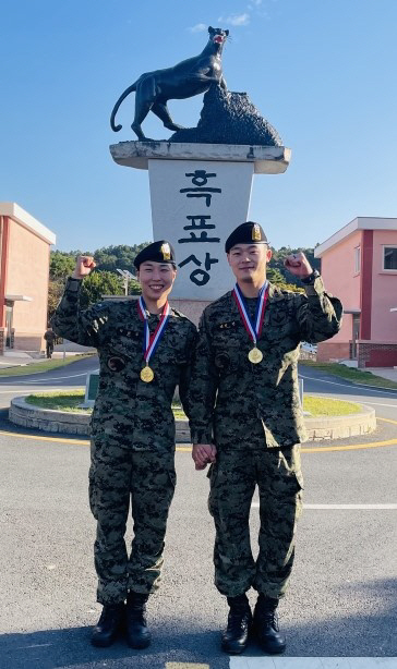 14일 제1회특공무술대회 결승전에서 부부 챔피언에 등극한 흑표부대 소속 아내 박윤주(왼쪽) 중사와 남편 제갈민(오른쪽) 중사. 특공무술·태권도·유도 도합 아내는 9단, 남편은 7단의 고단자다. 육군 제공