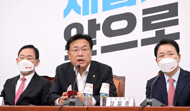 정진석(가운데) 국민의힘 비상대책위원장이 17일 오전 국회에서 열린 비대위에 참석해 모두 발언을 하고 있다. 왼쪽부터 주호영 원내대표, 정 비대위원장, 성일종 정책위원회 의장.   국회사진기자단
