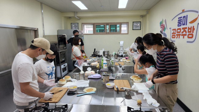 빈 점포에 ‘공유주방’ 만들고… 낡은 포구에 ‘어촌뉴딜’ 새바람