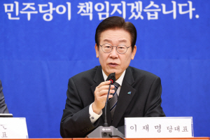 18일 서울 영등포구 여의동 중소기업중앙회에서 열린 ‘중소기업인 간담회’에서 이재명 더불어민주당 대표가 납품단가 연동제의 법제화 필요성 등을 설명하고 있다. 중소기업중앙회 제공