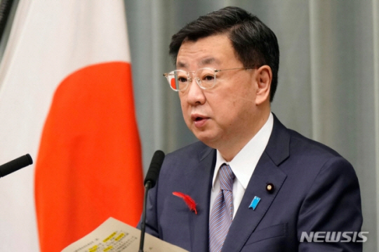 마쓰노 히로카즈 일본 관방장관이 지난 4일 도쿄 총리 관저에서 북한의 미사일 발사 직후 기자회견을 하고 있다.  교도·AP·뉴시스