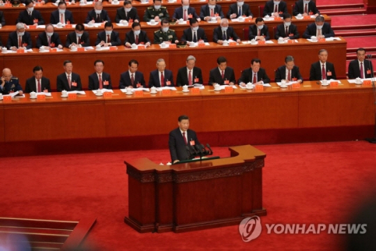 진핑 중국 국가 주석이 지난 16일 오전 베이징 인민대회당에서 열린 중국 공산당 제20차 전국대표대회 개막식에서 업무보고를 하고 있다.연합뉴스