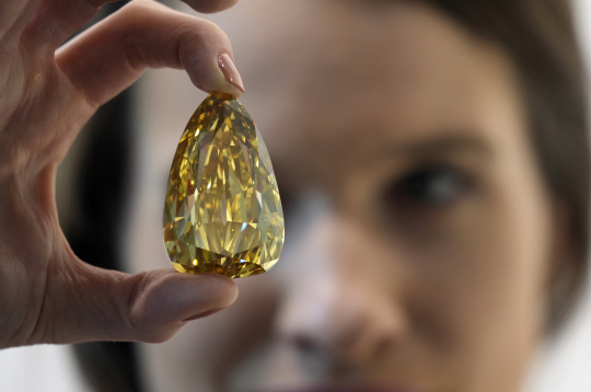소더비의 보석 전문가 소피 스티븐스가 17일 골든 카나리아를 들고 있다. AP 연합뉴스