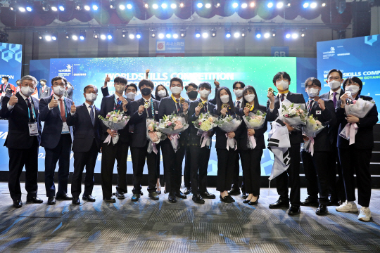 ▲지난 17일 오후 경기 고양시 킨텍스에서 열린 2022 국제기능올림픽 특별대회 폐막식에서 한국선수단과 강현철(왼쪽 두번째) 국제기능올림픽 한국위원회 공식대표, 이정식(왼쪽 세번째) 고용노동부 장관, 이재용(오른쪽 두번째) 삼성전자 부회장이 기념촬영을 하고 있다. 한국산업인력공단 제공