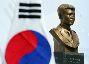 자살 기도자를 구하려 바다에 몸을 던졌다가 실종된 故 정옥성 경감의 흉상이 인천시 강화군 강화경찰서에 세워져 있다. 연합뉴스