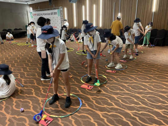 2022 KLPGA 키즈 골프 캠프에 참가한 학생들이 골프 체험을 하는 모습. KLPGA 제공