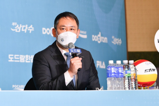 최태웅 현대캐피탈 감독이 18일 서울 강남구 청담동 리베라호텔에서 열린 2022~2023 V리그 남자부 미디어데이에서 새 시즌 포부를 밝히고 있다. 한국배구연맹 제공