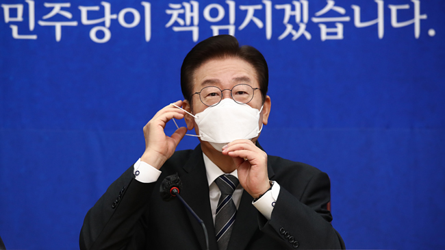 이재명 더불어민주당 대표가 18일 국회에서 열린 ‘납품단가연동제 법제화 촉구 중소기업인 간담회’에서 마스크를 고쳐쓰고 있다. 공동취재사진