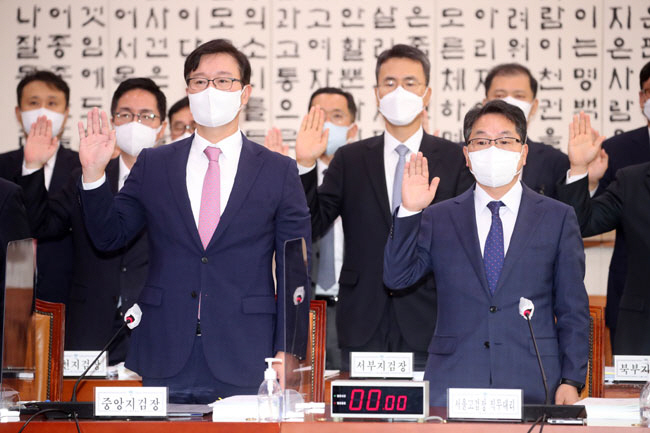 국회 법제사법위원회가 18일 오전 서울 여의도 국회에서 가진 국정감사에 참석한 노만석(앞줄 오른쪽) 서울고등검찰청장 직무대리와 송경호(〃 왼쪽) 서울중앙지검장을 비롯한 피감기관 관계자들이 증인 선서를 하고 있다. 국회사진기자단