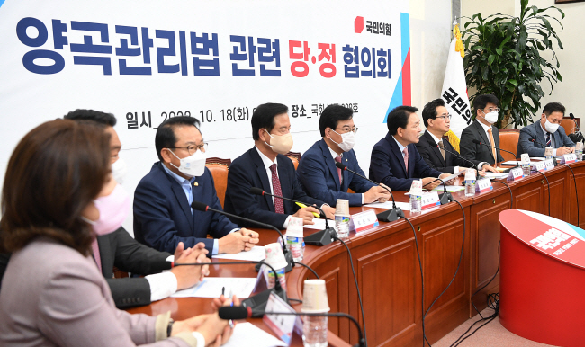 성일종(오른쪽 네 번째) 국민의힘 정책위의장이 18일 오전 서울 여의도 국회에서 정황근(〃세 번째) 농림축산식품부 장관 등이 참석한 가운데 열린 양곡관리법 관련 당·정 협의회에서 모두발언을 하고 있다. 국회사진기자단