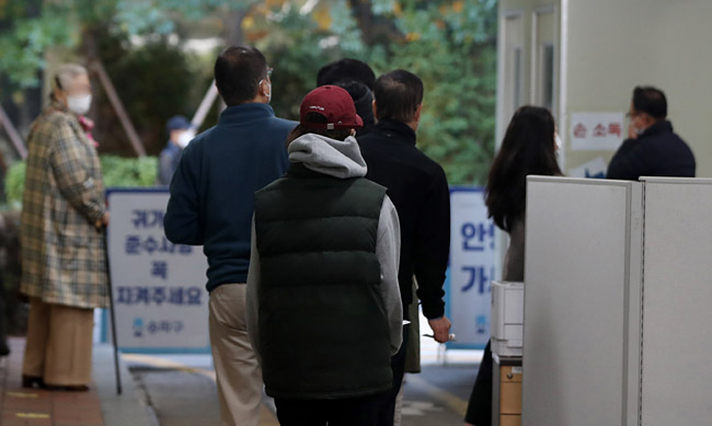 코로나19 신규확진자수가 다시 증가세를 보인 18일 오전 서울 송파구보건소 선별진료소에서 시민이 코로나 검사를 받기 위해 대기하고 있다. 뉴시스