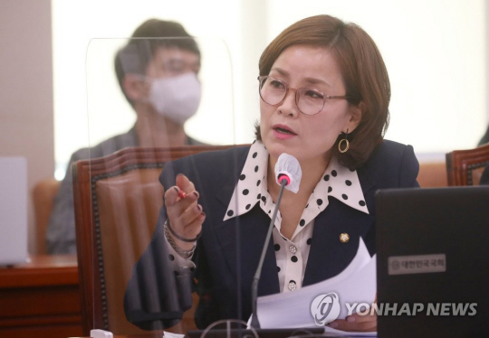 임오경 더불어민주당 의원이 14일 오전 국회 문화체육관광위원회에서 열린 대한체육회 등에 대한 국정감사에서 질의하고 있다. 연합뉴스