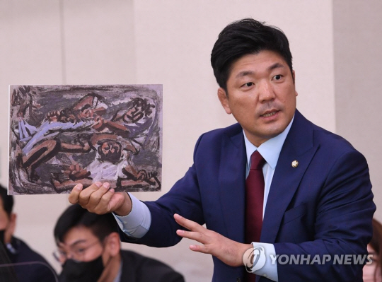 이용 국민의힘 의원이 18일 오전 국회 문화체육관광위원회에서 열린 국립중앙박물관, 국립현대미술관, 국립중앙도서관 등에 대한 국정감사에서 이중섭의 작품 ‘아버지와 두 아들’이 두 달 가까이 거꾸로 전시된 논란과 관련해 질의하고 있다. 연합뉴스.