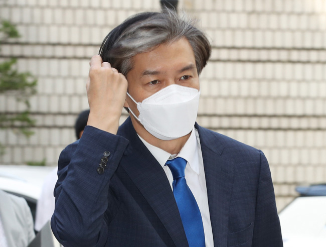 조국 전 법무부 장관이 지난달 23일 서울 서초구 서울중앙지법에서 열린 ‘자녀 입시 비리 및 감찰 무마’ 관련 공판에 출석하고 있다. 뉴시스