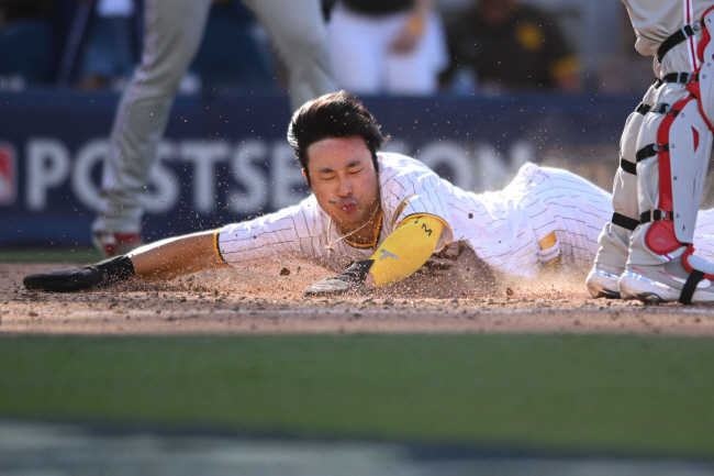 샌디에이고 파드리스의 김하성이 20일 오전(한국시간) 미국 캘리포니아주 샌디에이고 펫코파크에서 열린 필라델피아 필리스와의 MLB 내셔널리그 챔피언십시리즈 3차전에서 5회 말 헤드퍼스트 슬라이딩으로 득점을 올리고 있다.  USA투데이스포츠연합뉴스