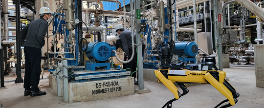 지능형 4족보행 로봇 ‘스폿’이 울산 남구 SK 울산콤플렉스에서 각 공정의 특징을 학습하고 있다. SK이노베이션 제공