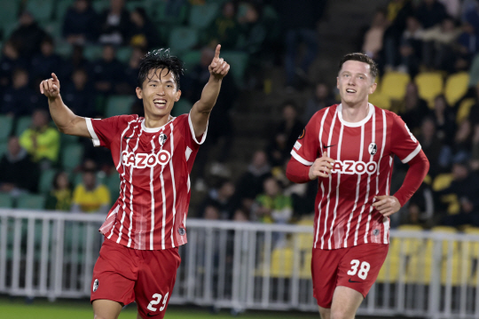 프라이부르크의 정우영(왼쪽). AP뉴시스