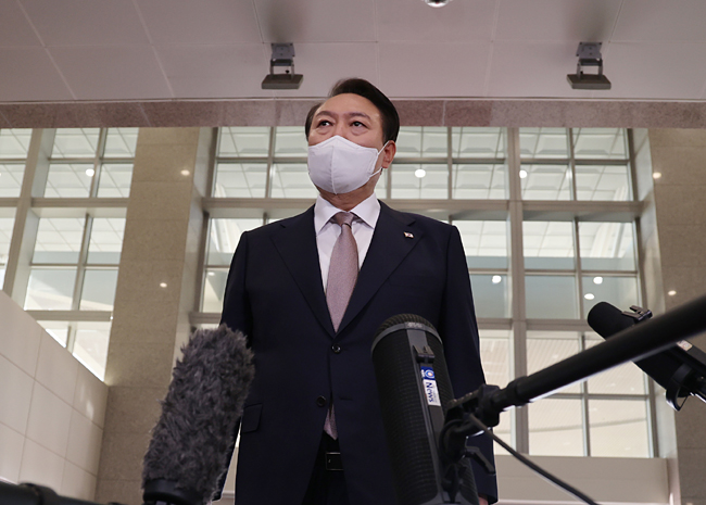 윤석열 대통령이 20일 오전 서울 용산 대통령실 청사로 출근, 현안과 관련해 발언을 하고 있다. 연합뉴스