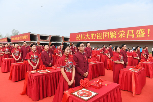 지난 9월 27일 중국 안후이성의 한 건설현장에서 열린 ‘당 대회를 환영하는 백년가약’ 행사에서 커플 100여 쌍이 합동결혼식을 올리고 있다.  안후이왕 캡처