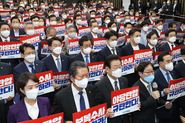 이재명(앞줄 왼쪽 세 번째) 대표 등 더불어민주당 의원들이 20일 오전 국회에서 열린 긴급 의원총회에서 ‘야당 탄압 규탄한다’ 등이 적힌 피켓을 들고 있다. 국회사진기자단