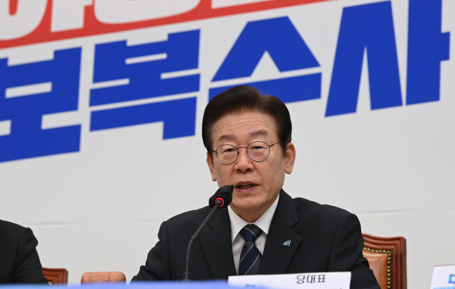 이재명 더불어민주당 대표가 21일 오전 국회에서 열린 최고위원회의에 참석해 측근인 김용 민주연구원 부원장에 대한 검찰의 정치자금법 위반 혐의 구속영장 청구 등과 관련해 “지금 정부·여당의 태도는 야당을 말살하고 존재를 부인하려는 것”이라고 항변하고 있다. 윤성호 기자