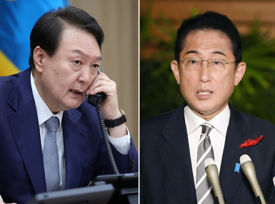 윤석열 대통령이 지난 6일 오후 서울 용산 대통령실 청사에서 기시다 후미오 일본 총리와 통화하고 있다. 오른쪽은 기시다 총리가 윤 대통령과 통화 후 관저에서 기자들의 질문에 답하는 모습. 대통령실 제공. 교도 연합뉴스