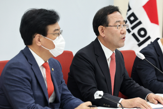 주호영(오른쪽) 국민의힘 원내대표가 23일 서울 영등포구 국회에서 열린 기자간담회에서 발언하고 있다. 국회사진기자단