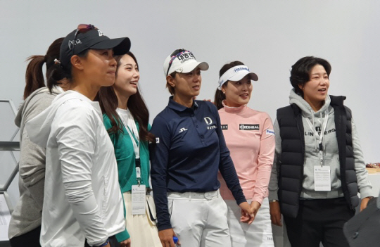 최나연(오른쪽 세 번째)이 23일 강원도 원주의 오크밸리컨트리클럽에서 열린 LPGA투어 BMW레이디스챔피언십 4라운드를 마친 뒤 미디어센터에서 재미교포 대니엘 강, 박인비, 김하늘, 유소연, 이정은5 등과 함께 자신의 은퇴를 축하하는 친구들의 영상을 보고 있다. 오해원기자