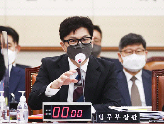 한동훈 법무부 장관이 지난 6일 국회 법제사법위원회 회의실에서 열린 법무부 국정감사에 출석해 의원 질의에 답하고 있다. 뉴시스