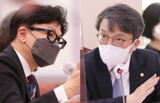 한동훈(좌) 법무부장관과 김의겸(우) 더불어민주당 의원. 국회사진기자단