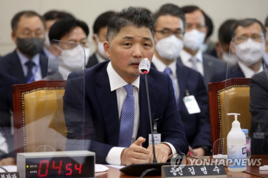 김범수 카카오 미래이니셔티브센터장이 24일 국회에서 열린 과학기술정보방송통신위원회의 과학기술정보통신부 및 소관 감사대상기관에 대한 종합감사에 증인으로 출석해 답변하고 있다. 연합뉴스