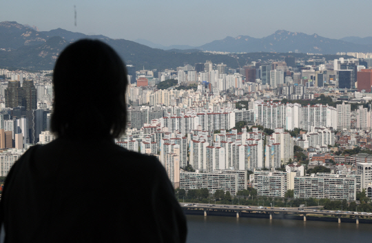 서울 여의도 63스퀘어에서 바라본 시내 아파트 단지 모습. 연합뉴스