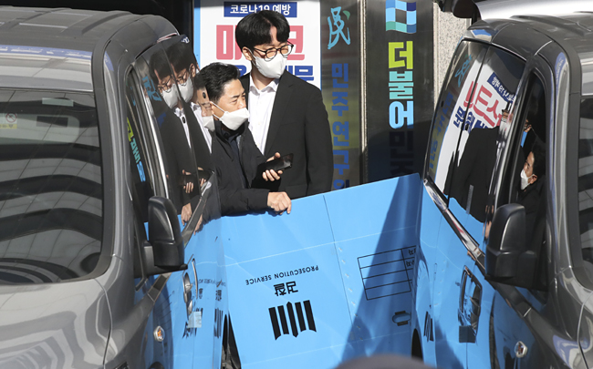 김용 민주연구원 부원장 불법 정치자금 혐의와 관련해 24일 오후 서울 영등포구 더불어민주당 중앙당사 내 민주연구원을 압수수색하고 있는 검찰 관계자들이 압수수색용 박스를 옮기고 있다. 뉴시스