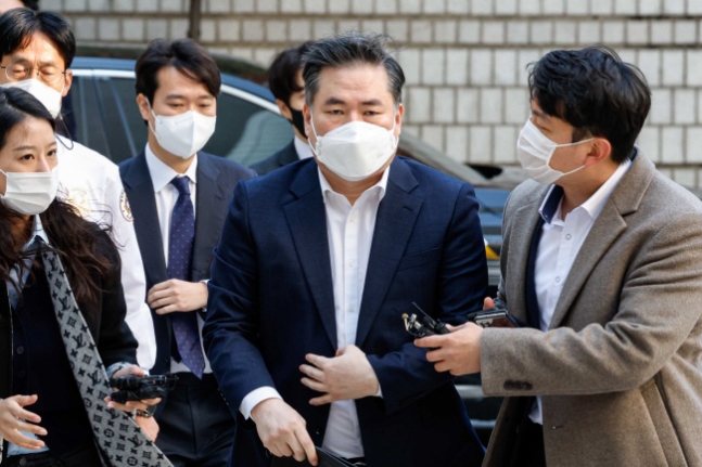 지난해 이재명 더불어민주당 대표의 측근인 김용 민주연구원 부원장에게 대선 자금을 전달했다고 폭로한 유동규(오른쪽 두 번째) 전 성남도시개발공사 기획본부장이 24일 오전 서울 서초구 서울중앙지법에서 열린 대장동 개발 특혜 의혹 사건 공판에 참석하기 전 기자들의 질문을 받고 있다. 김호웅 기자